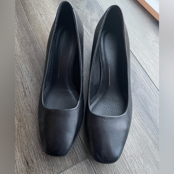 ECCO Pumps - Picture 2 of 3